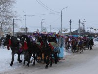 Көмеш дуга, җиз кыңгырау: тройка атлар килә ашкынып, алтын дагалардан ут чәчелә, килә алар ярсып, талпынып...